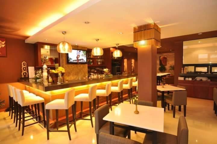 Hemingway'S Hotel Patong Екстер'єр фото