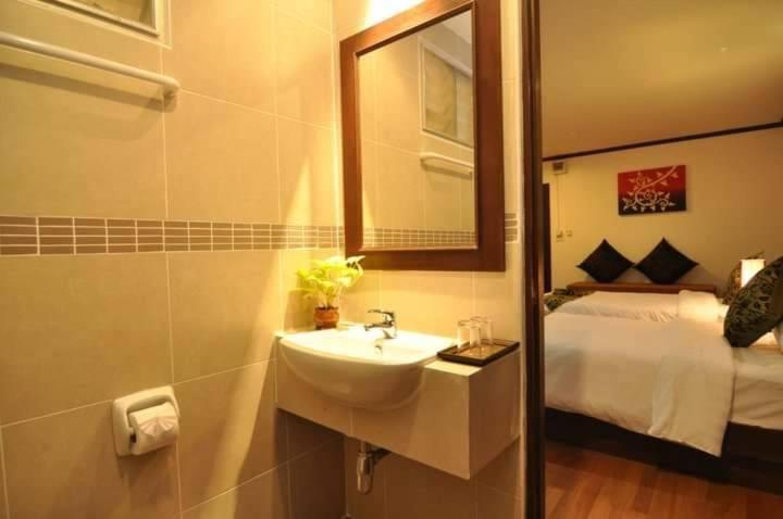 Hemingway'S Hotel Patong Екстер'єр фото