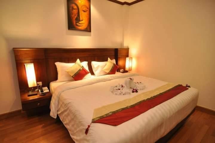 Hemingway'S Hotel Patong Екстер'єр фото
