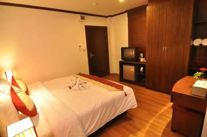 Hemingway'S Hotel Patong Екстер'єр фото